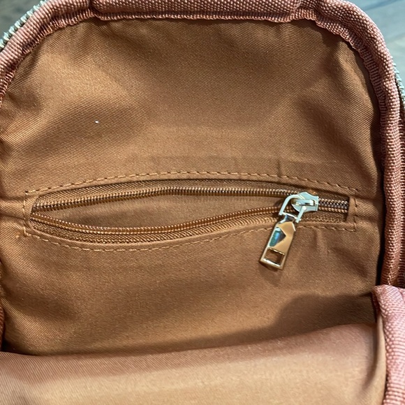 Tan Crossbody Bag Adjustable Decorative Strap Pockets Gold Hardware - Picture 7 of 7